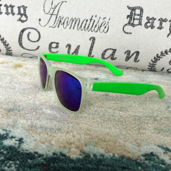 Green statement glasses - Picture 2 of 7